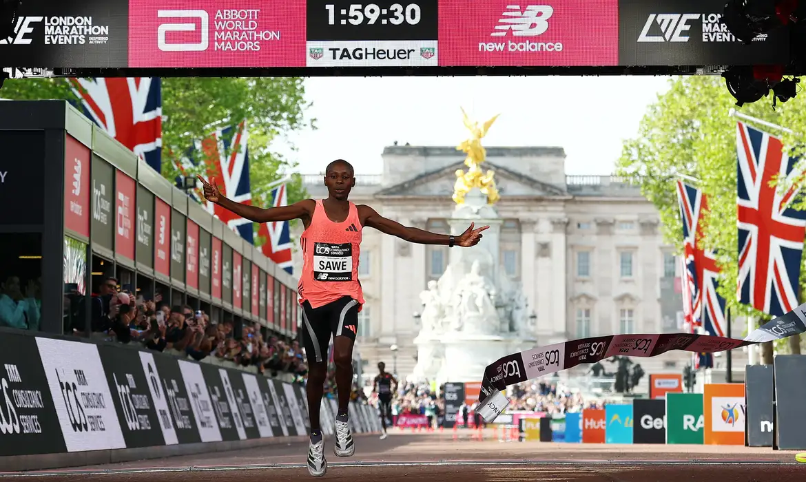 Queniano se torna primeiro atleta a correr maratona abaixo de 2 horas